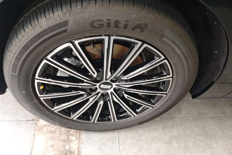 Used Geely Galaxy M9 2025 Model 230km Two-Wheel-Drive Exploration Edition Left Front Wheel Hub