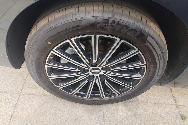 Used Geely Galaxy M9 2025 Model 230km Two-Wheel-Drive Smart Navigation Edition Left Front Wheel Hub