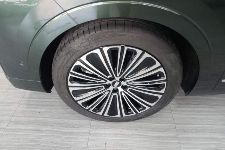 Used Geely Galaxy M9 2025 Model 210km Four-Wheel-Drive Leading Edition Left Front Wheel Hub
