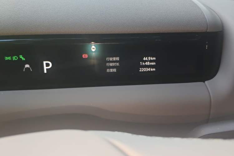 Used Geely Galaxy M9 2025 Model 210km Four-Wheel-Drive Leading Edition Odometer Close Up