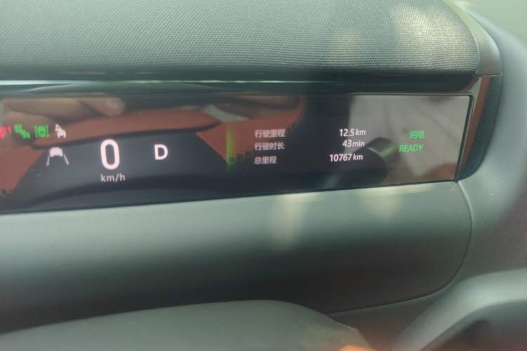 Used Geely Galaxy M9 2025 Model 210km Four-Wheel-Drive Leading Edition Odometer Close Up