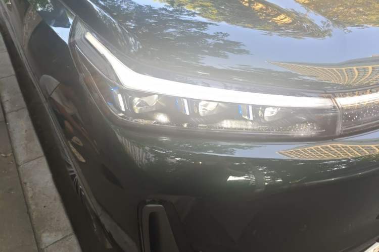 Used Geely Galaxy M9 2025 Model 210km Four-Wheel-Drive Leading Edition Right Front Headlight