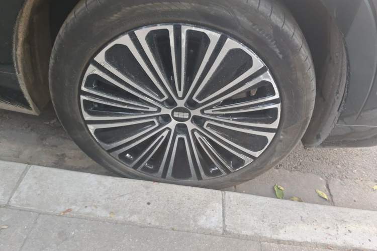 Used Geely Galaxy M9 2025 Model 210km Four-Wheel-Drive Leading Edition Right Front Wheel Hub