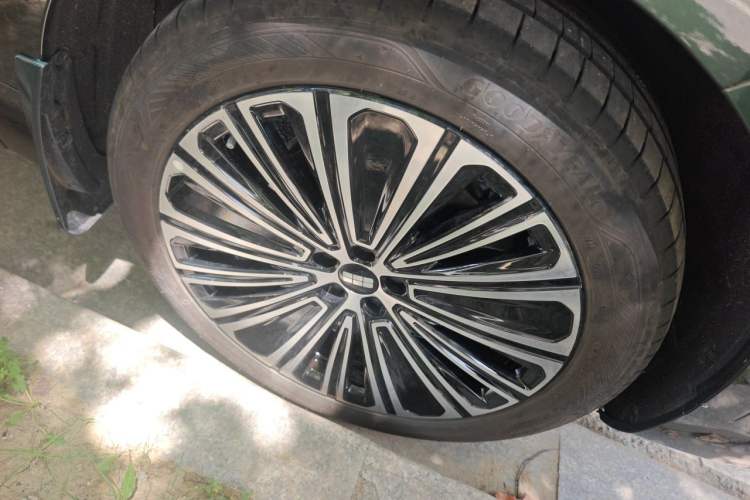 Used Geely Galaxy M9 2025 Model 210km Four-Wheel-Drive Leading Edition Right Front Wheel Hub
