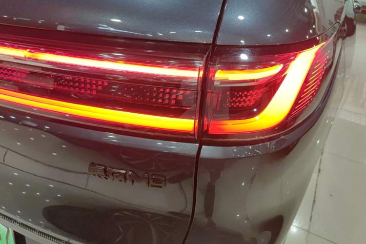 Used Geely Galaxy M9 2025 Model 230km Two-Wheel-Drive Exploration Edition Right Rear Taillight