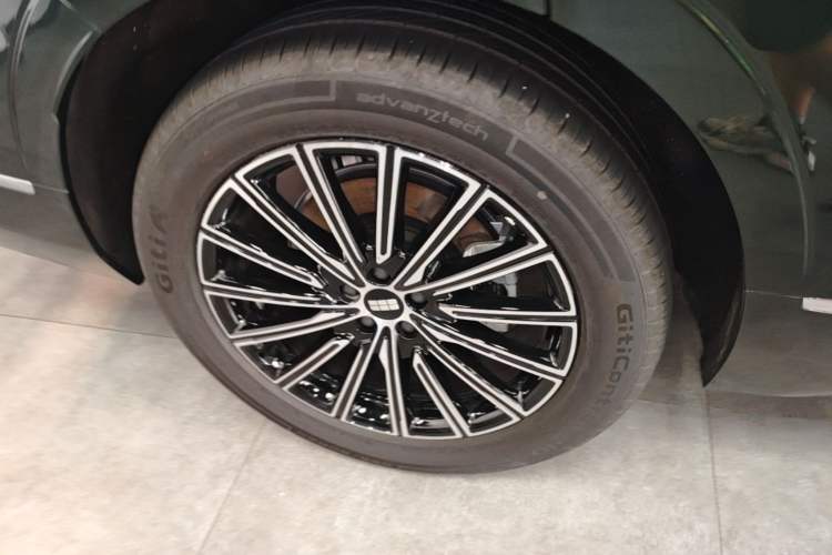 Used Geely Galaxy M9 2025 Model 230km Two-Wheel-Drive Exploration Edition Right Rear Wheel Hub