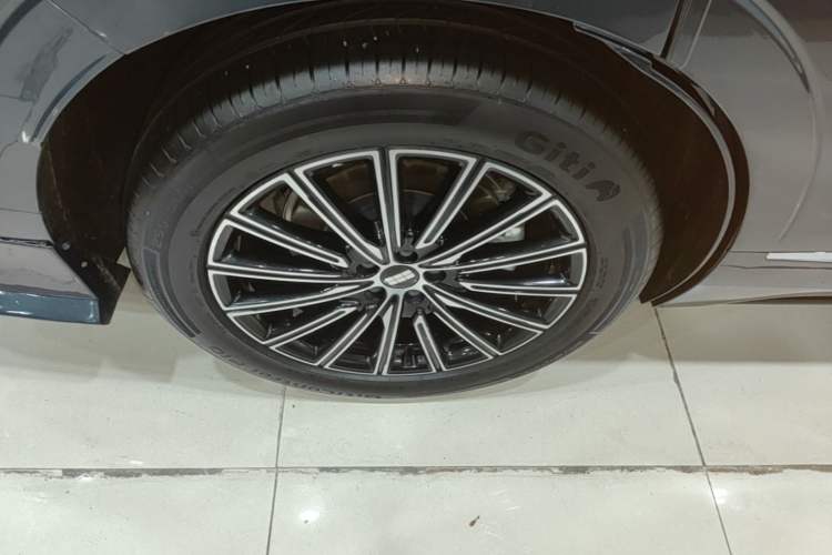 Used Geely Galaxy M9 2025 Model 230km Two-Wheel-Drive Exploration Edition Right Rear Wheel Hub