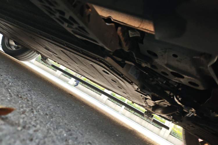 Used Geely Galaxy M9 2025 Model 210km Four-Wheel-Drive Leading Edition Chassis Front Right