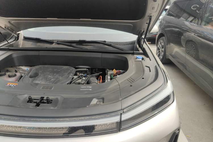 Used Geely Galaxy M9 2025 Model 210km Four-Wheel-Drive Leading Edition Engine Bay Left