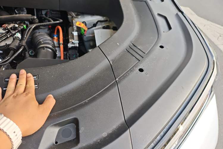 Used Geely Galaxy M9 2025 Model 210km Four-Wheel-Drive Leading Edition Engine Bay Left