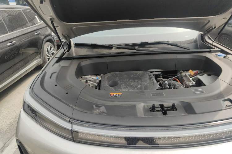 Used Geely Galaxy M9 2025 Model 210km Four-Wheel-Drive Leading Edition Engine Bay Right