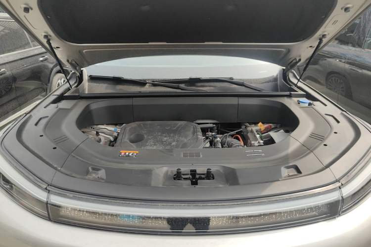 Used Geely Galaxy M9 2025 Model 210km Four-Wheel-Drive Leading Edition Engine Bay