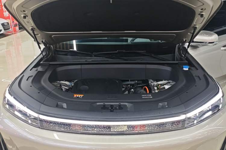 Used Geely Galaxy M9 2025 Model 210km Four-Wheel-Drive Leading Edition Engine Bay