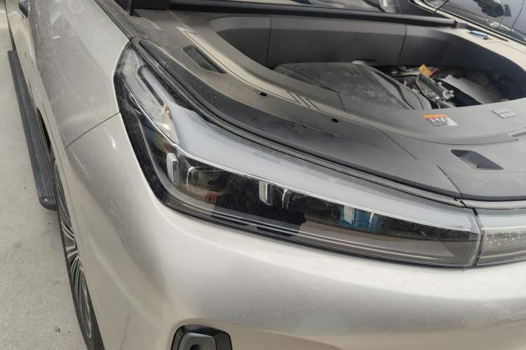 Used Geely Galaxy M9 2025 Model 210km Four-Wheel-Drive Leading Edition Exterior 3