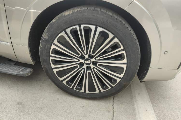 Used Geely Galaxy M9 2025 Model 210km Four-Wheel-Drive Leading Edition Exterior 4