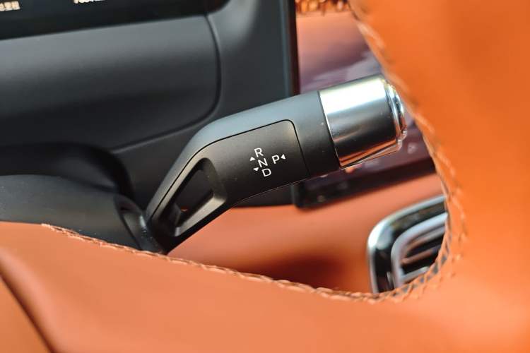 Used Geely Galaxy M9 2025 Model 210km Four-Wheel-Drive Leading Edition Gear Lever