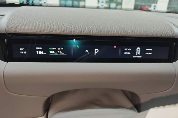 Used Geely Galaxy M9 2025 Model 230km Two-Wheel-Drive Exploration Edition Odometer Close Up