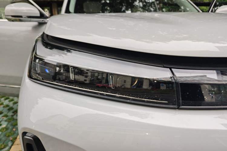 Used Geely Galaxy M9 2025 Model 230km Two-Wheel-Drive Exploration Edition Right Front Headlight