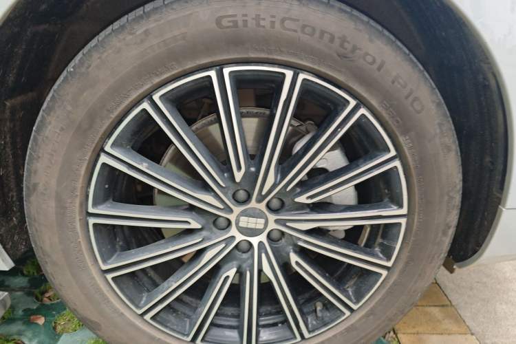 Used Geely Galaxy M9 2025 Model 230km Two-Wheel-Drive Exploration Edition Right Front Wheel Hub
