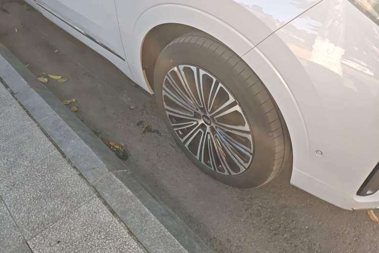 Used Geely Galaxy M9 2025 Model 210km Four-Wheel-Drive Leading Edition Right Front Wheel Hub