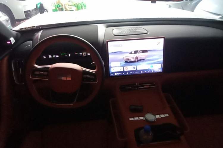 Used Geely Galaxy M9 2025 Model 100km Two-Wheel-Drive Smart Navigation Edition Center Console