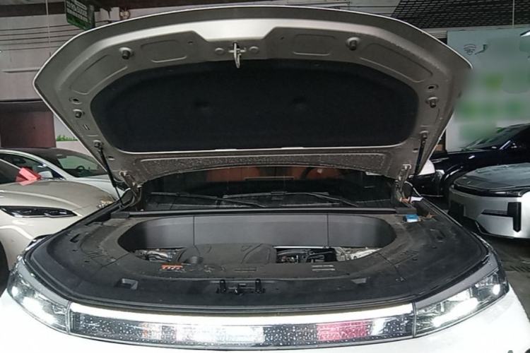 Used Geely Galaxy M9 2025 Model 100km Two-Wheel-Drive Smart Navigation Edition Engine Bay