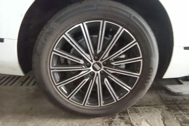 Used Geely Galaxy M9 2025 Model 100km Two-Wheel-Drive Smart Navigation Edition Exterior 5