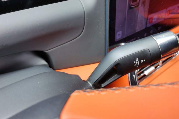 Used Geely Galaxy M9 2025 Model 210km Four-Wheel-Drive Leading Edition Gear Lever