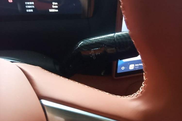 Used Geely Galaxy M9 2025 Model 100km Two-Wheel-Drive Smart Navigation Edition Gear Lever