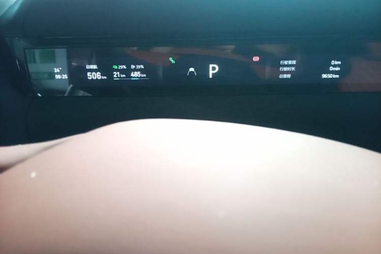 Used Geely Galaxy M9 2025 Model 100km Two-Wheel-Drive Smart Navigation Edition Instrument Cluster