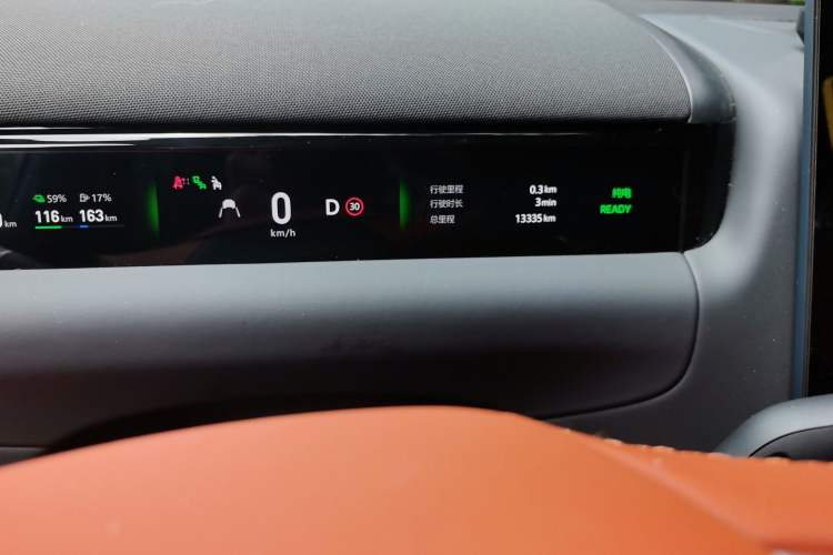 Used Geely Galaxy M9 2025 Model 210km Four-Wheel-Drive Leading Edition Odometer Close Up