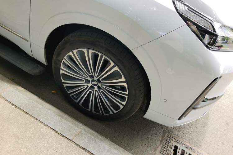 Used Geely Galaxy M9 2025 Model 210km Four-Wheel-Drive Leading Edition Right Front Wheel Hub