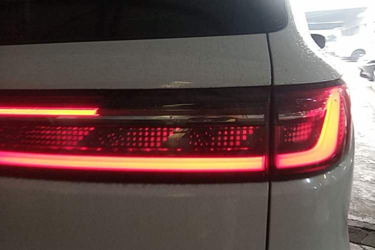 Used Geely Galaxy M9 2025 Model 100km Two-Wheel-Drive Smart Navigation Edition Right Rear Taillight