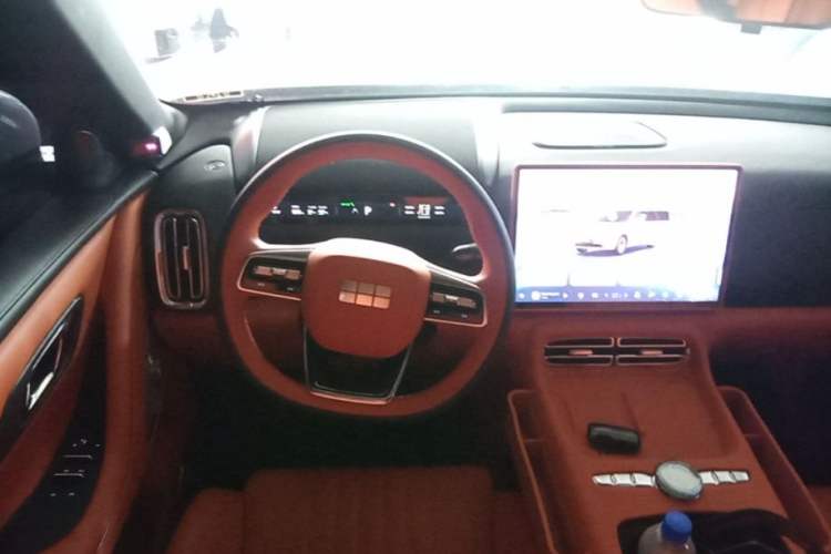 Used Geely Galaxy M9 2025 Model 100km Two-Wheel-Drive Smart Navigation Edition Steering Wheel