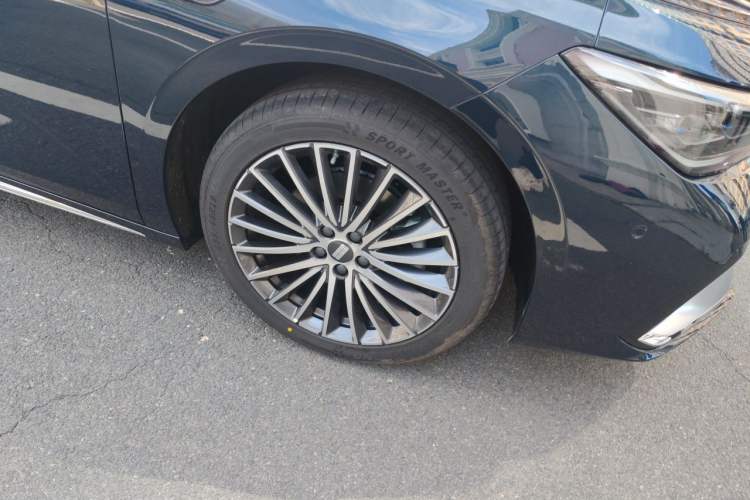 Used Geely Galaxy Starlight 7 2026 220km Four-Wheel-Drive Exploration+ Edition Right Front Wheel Hub