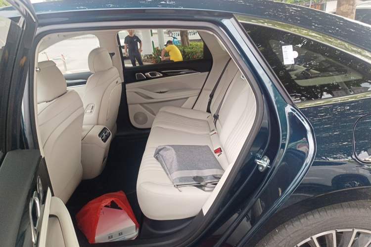 Used Geely Galaxy Starlight 7 2026 Model 220km Four-Wheel-Drive Starlight Edition Left Rear Seat