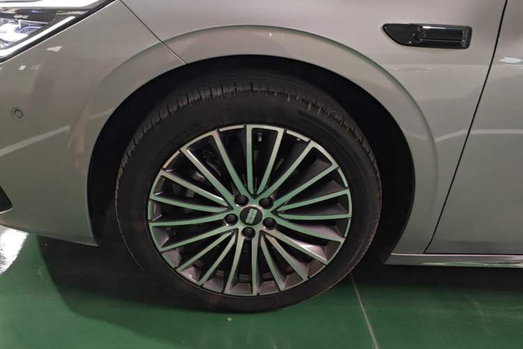 Used Geely Galaxy Starlight 7 2026 Model 230km Two-Wheel-Drive Exploration+ Edition Left Front Wheel Hub