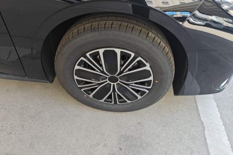 Used Geely Galaxy Stellar 6 2026 Model 60km Sailing Edition Right Front Wheel Hub