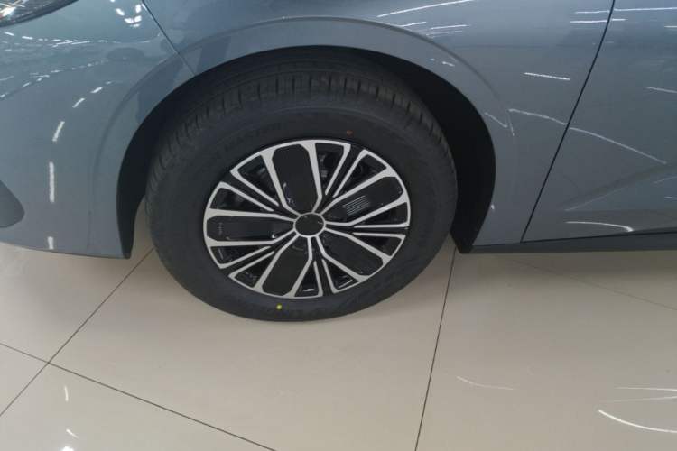 Used Geely Galaxy Stellar 6 2026 Model 125km Free-Style Edition Left Front Wheel Hub