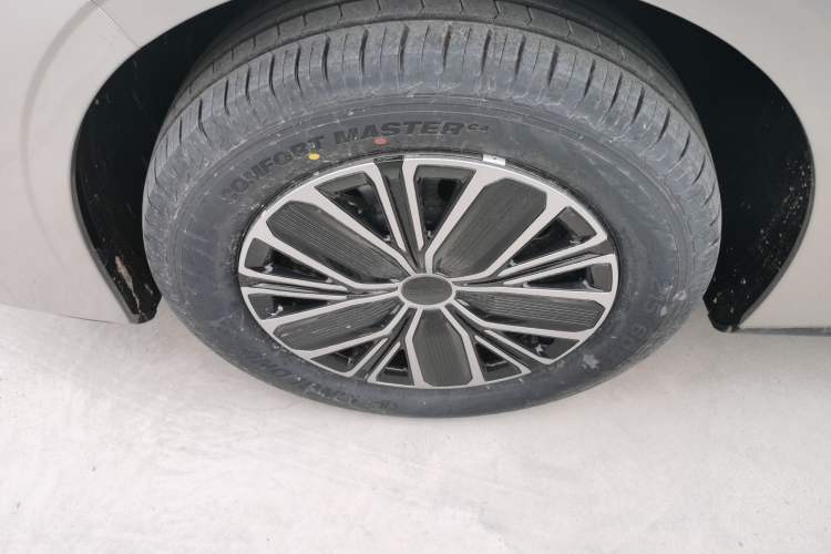 Used Geely Galaxy Stellar 6 2026 Model 125km Free-Style Edition Exterior 4