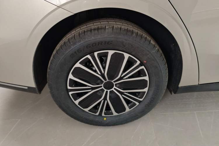 Used Geely Galaxy Stellar 6 2026 Model 125km Free-Style Edition Exterior 5