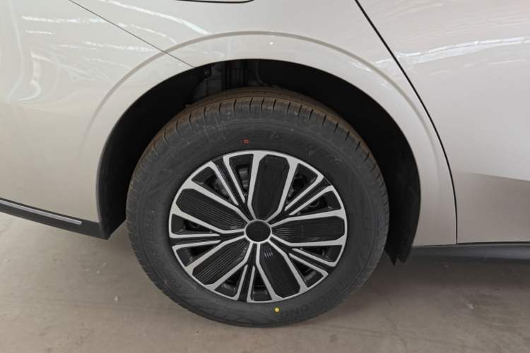 Used Geely Galaxy Stellar 6 2026 Model 125km Free-Style Edition Right Rear Wheel Hub