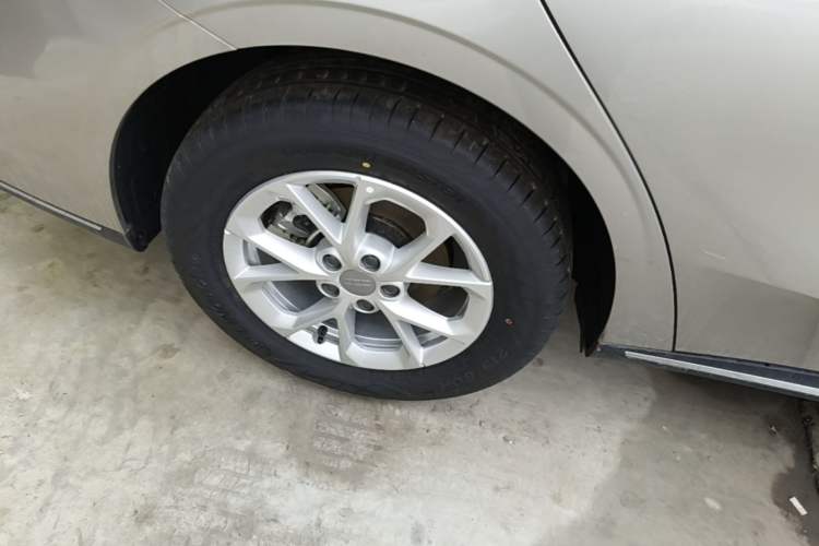 Used Geely Galaxy Stellar 6 2026 Model 125km Long-range Edition Right Rear Wheel Hub