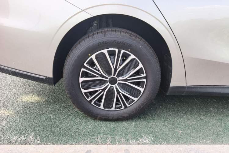 Used Geely Galaxy Stellar 6 2026 Model 125km Free-Style Edition Right Rear Wheel Hub
