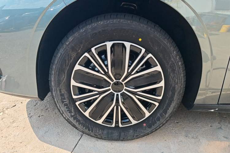 Used Geely Galaxy Stellar 6 2026 Model 60km Sailing Edition Left Front Wheel Hub
