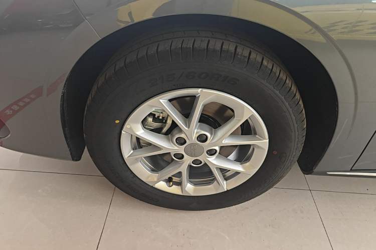 Used Geely Galaxy Stellar 6 2026 Model 125km Long-range Edition Left Front Wheel Hub