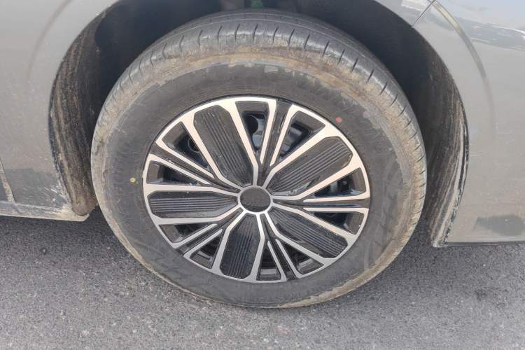 Used Geely Galaxy Stellar 6 2026 Model 60km Free-Style Edition Right Front Wheel Hub