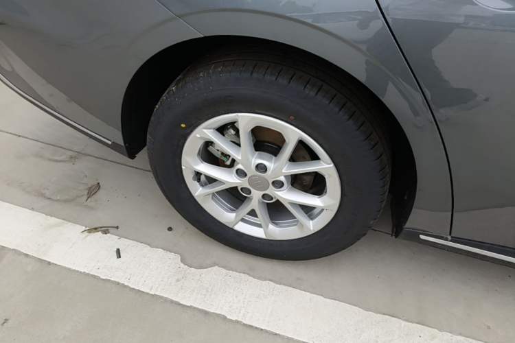 Used Geely Galaxy Stellar 6 2026 Model 125km Long-range Edition Right Rear Wheel Hub