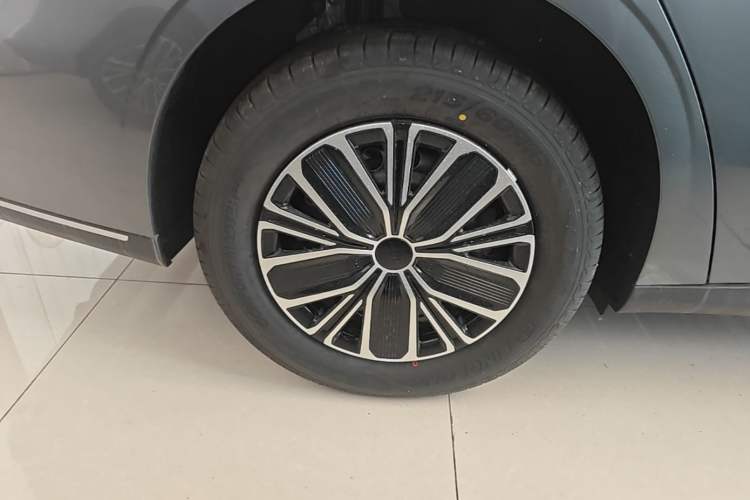 Used Geely Galaxy Stellar 6 2026 Model 125km Free-Style Edition Right Rear Wheel Hub
