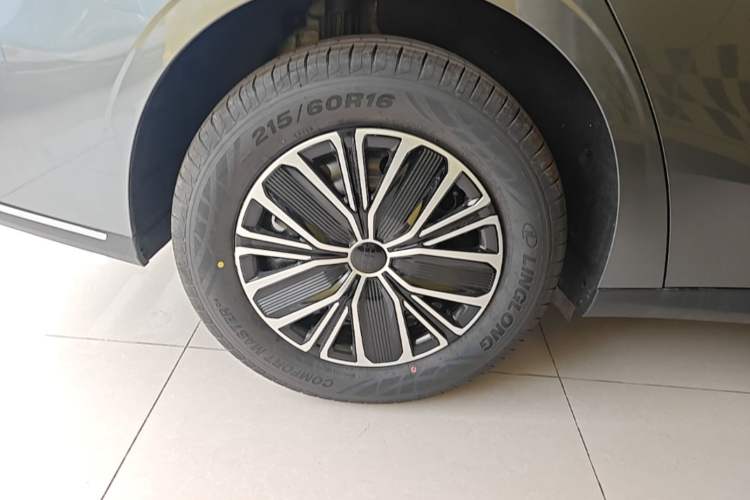 Used Geely Galaxy Stellar 6 2026 Model 125km Free-Style Edition Right Rear Wheel Hub